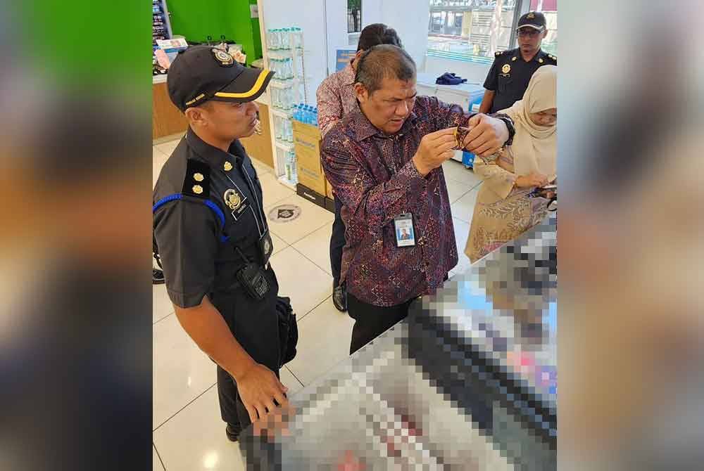 Pasukan penguat kuasa KPDN menjalankan serbuan di sebuah kedai serbaneka di Presint 3 pada Khamis.