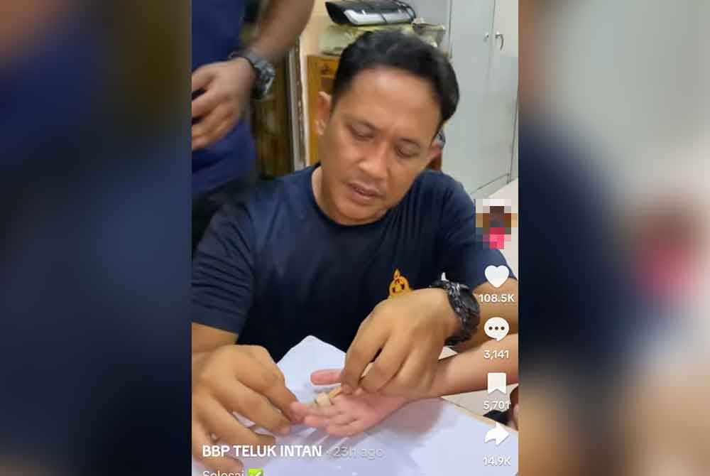 Anggota bomba menjalankan operasi memotong cincin tulang kambing yang tersekat pada jari kanak-kanak perempuan di Teluk Intan. Foto pembaca