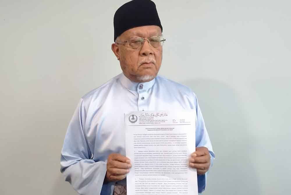 Wan Zahidi menunjukkan teks kenyataan berhubung tindakan memboikot KK Mart selepas sidang media di Bilik Mesyuarat Jabatan Mufti Negeri Perak pada Jumaat.