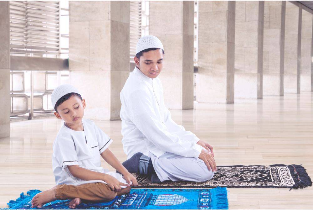 ANAK-ANAK mesti diberikan didikan jasmani dan rohani, dengan erti kata lain menanam iman dan takwa dalam sanubari mereka sejak kecil lagi. Foto Canva