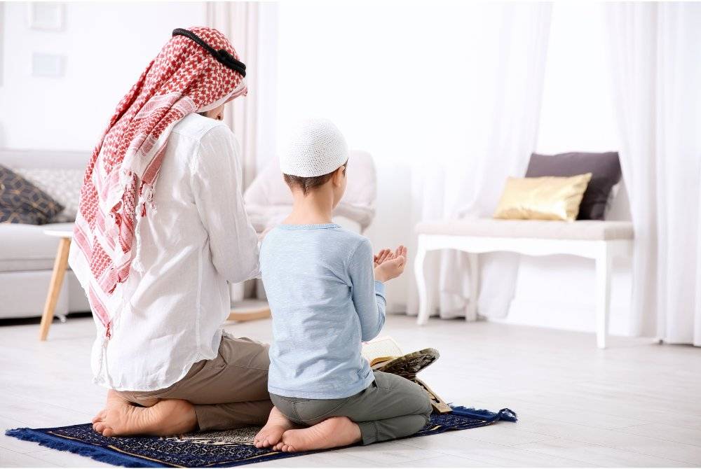DIDIKLAH anak-anak untuk mendirikan solat sejak dari kecil seperti yang diperintahkan Rasulullah SAW. Foto Canva