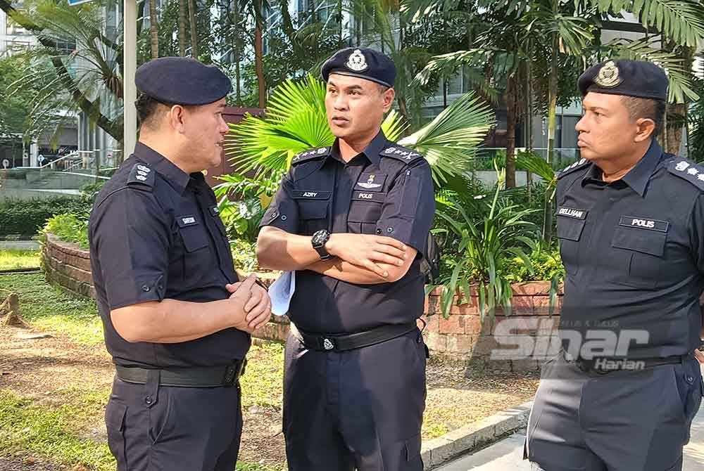Sarifudin (kiri) memberi penerangan kepada Azry (tengah) berhubung pembukaan jalan dua hala di Jalan Sultan Ismail sejak Rabu. Foto Sinar Harian - HISYAMUDDIN AYUB