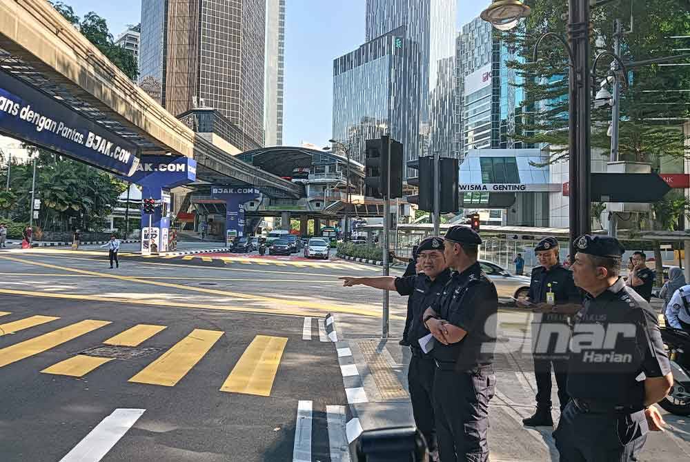 Azry (depan, dua dari kanan) melihat keadaan lalu lintas melibatkan laluan dua hala di Jalan Sultan Ismail pada Jumaat. Foto Sinar Harian - HISYAMUDDIN AYUB.