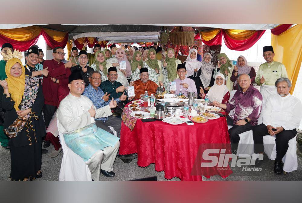 Pengerusi Lembaga Pemegang Amanah Yayasan Pembangunan Ekonomi Islam Malaysia (YaPIEM), Datuk Mohd Radzif Mohd Yunus (tengah) bergambar bersama staf pada majlis Pelancaran Platform Sumbangan Debit Terus Infaq Pay dan Sambutan Aidilfitri YaPIEM pada Jumaat. Foto Sinar Harian-ROSLI TALIB