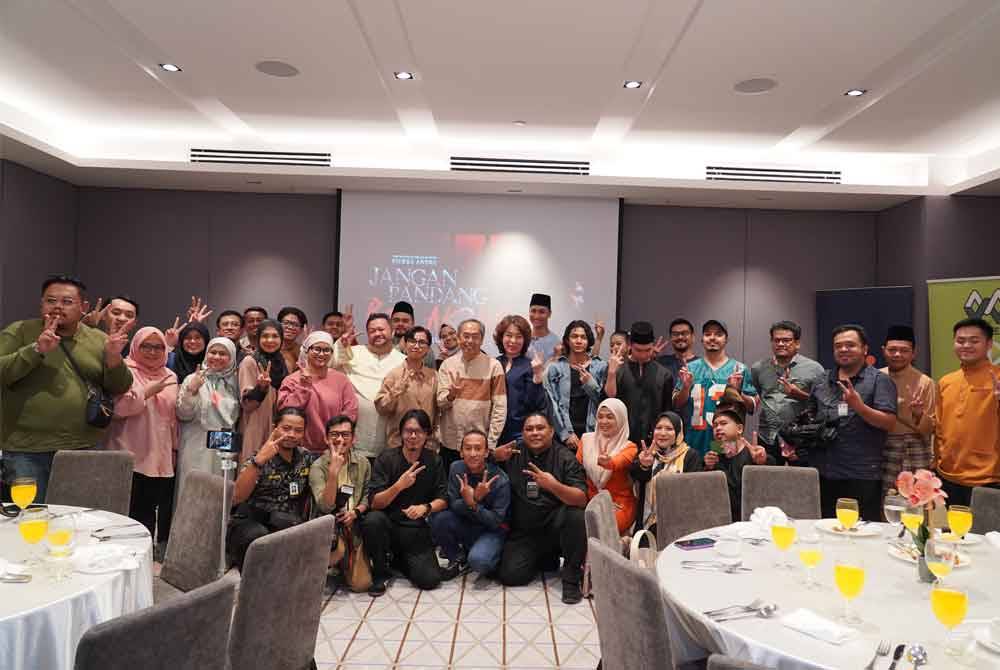 David meraikan rakan media dalam majlis sambutan Aidilfitri Riang Ria Raya Jangan Pandang Belakang 2 di sebuah hotel di Bukit Jalil baru-baru ini.