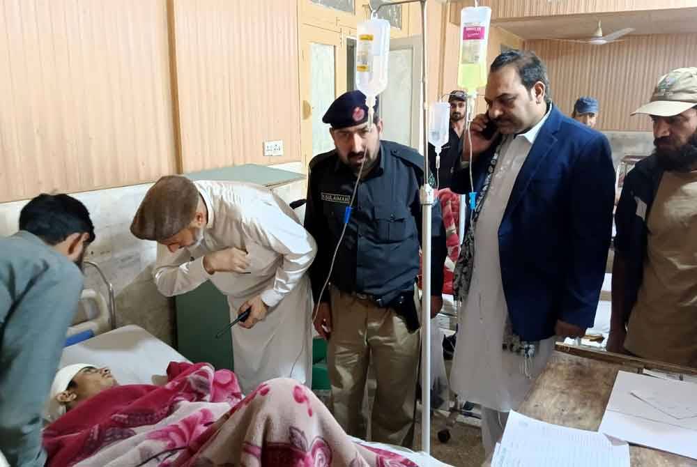 Mangsa yang cedera dalam kemalangan bas di wilayah Gilgit-Baltistan menerima rawatan di hospital di Chilas, Pakistan pada Jumaat. Foto EPA