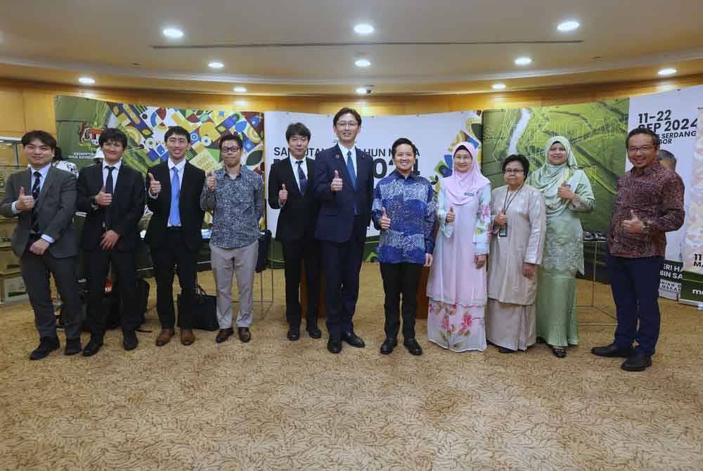 Timbalan Menteri Pertanian dan Keterjaminan Makanan (KPKM), Datuk Arthur Joseph Kurup (lima dari kanan) menerima kunjungan daripada Timbalan Menteri Pertanian, Perhutanan dan Perikanan Jepun, Takahashi Mitsuo (tengah) di Wisma Tani, Putrajaya pada Khamis.