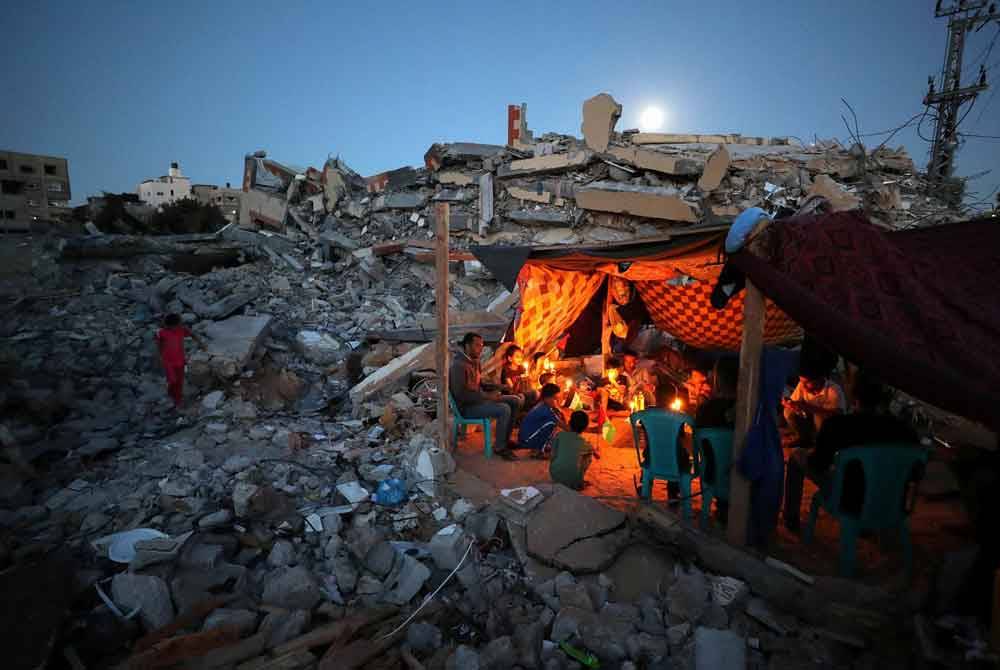 Sebuah keluarga mendirikan khemah sementara di tapak yang dibedil rejim Zionis dan dikhuatiri membahayakan nyawa mereka.