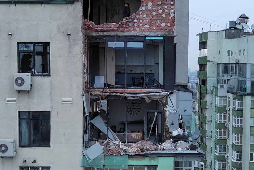 Bedilan tentera Rusia hanya menyebabkan kemusnahan kecil pada sebuah apartment di Kiev.