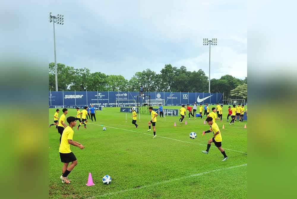 Pemain Harimau Muda B-17 giat menjalani latihan di salah satu fasiliti latihan milik JDT bermula hari ini. Foto FAM