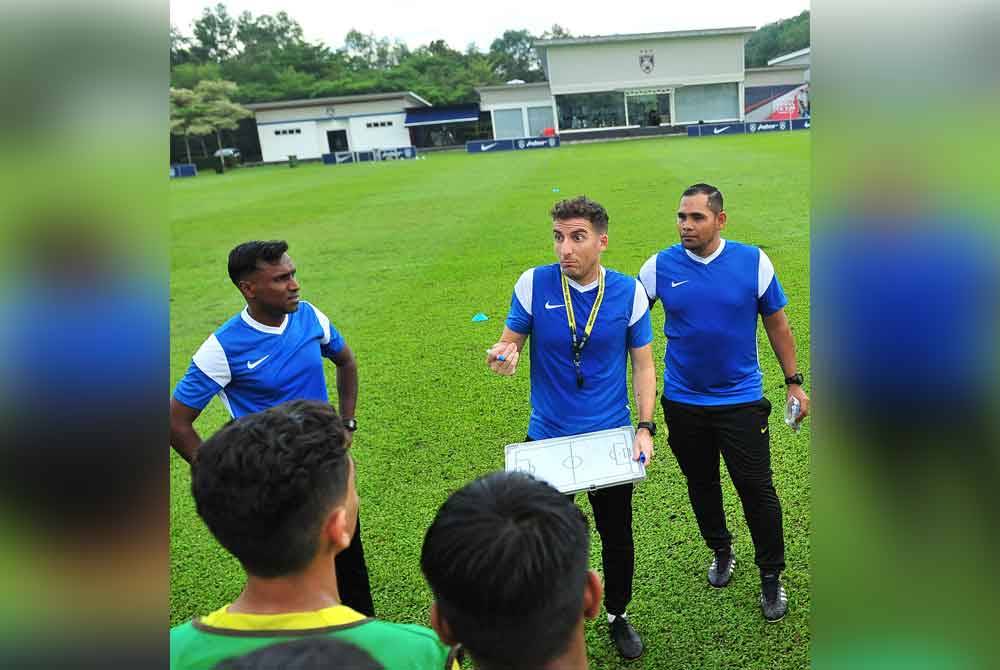 Javier Jorda Ribera mengendali sesi latihan pemain Harimau Muda B-17. Foto FAM