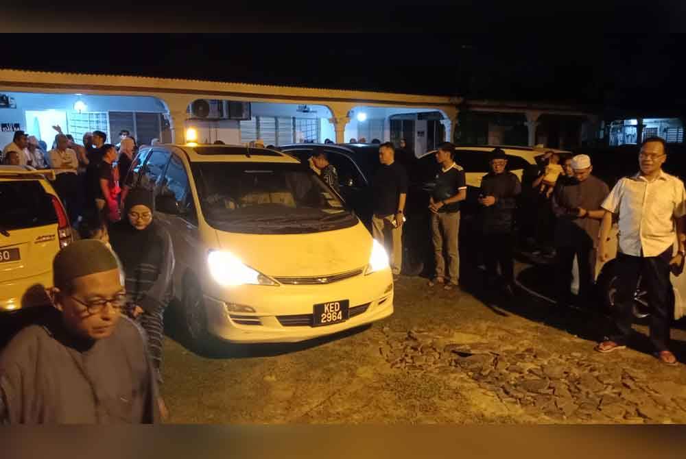 Kenderaan membawah jenazah Allahyarham bergerak menuju ke Masjid Nurul Amin untuk disembahyangkan.