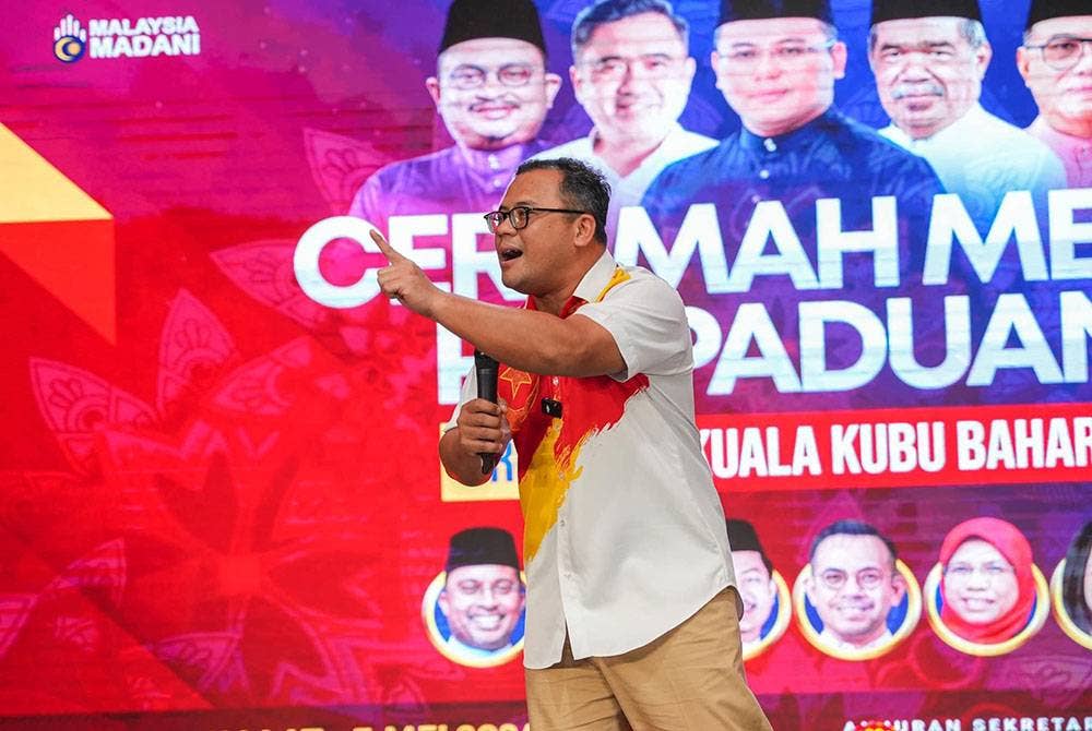 Amirudin ketika sampaikan CeramahMega Perpaduan di Bandar Utama Batang Kali pada malam Jumaat.