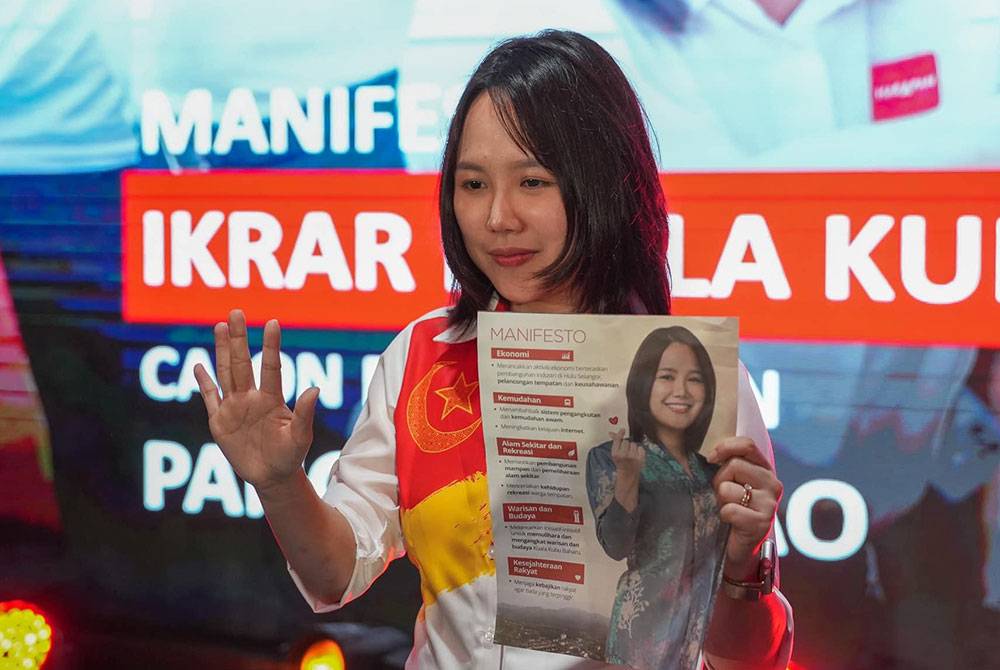 Sock Tao menunjukkan manifestonya selepas Ceramah Mega Perpaduan di Bandar Utama Batang Kali di sini, pada malam Jumaat.