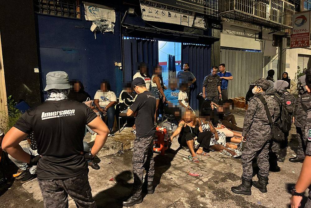 Antara warga Afrika yang ditahan dalam Op Kutip di Jalan Puchong Mesra, Kuala Lumpur pada Sabtu.