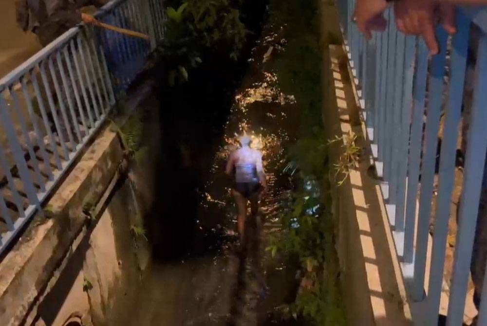 Antara cubaan melarikan diri dengan terjun ke dalam longkang besar semasa Op Kutip di Jalan Puchong Mesra, Kuala Lumpur pada Sabtu.