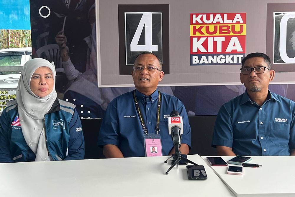 Khairul Azhari (tengah) ketika sidang akhbar selepas program Pelancaran Wanita Gempur di Batang Kali pada Sabtu.