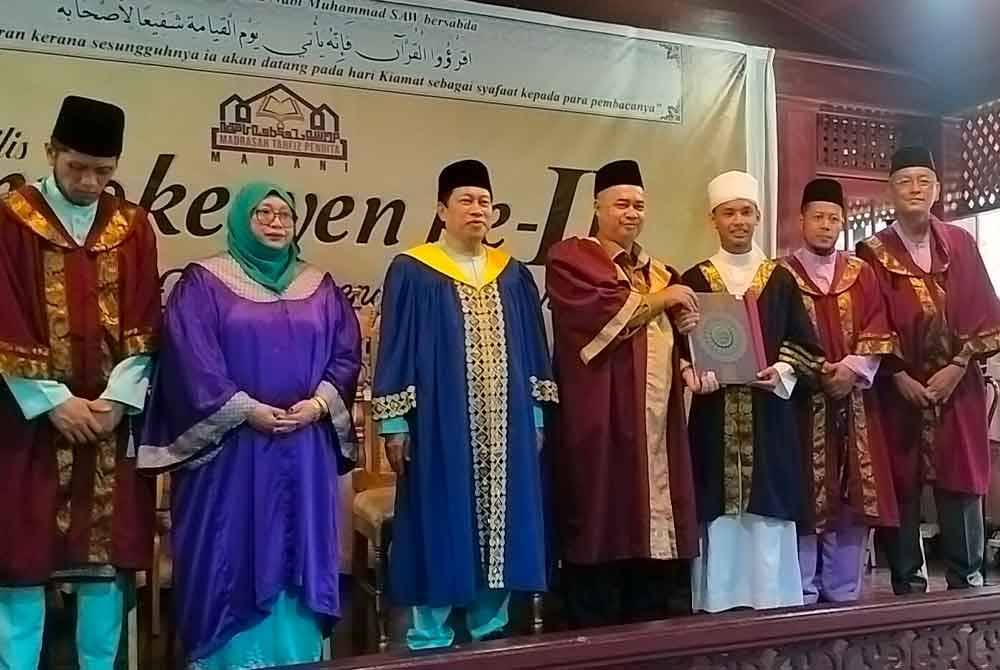 Ahmad (tiga dari kiri) pada Majlis Konvokesyen Madrasah Pendita Madani di Benut pada Sabtu.