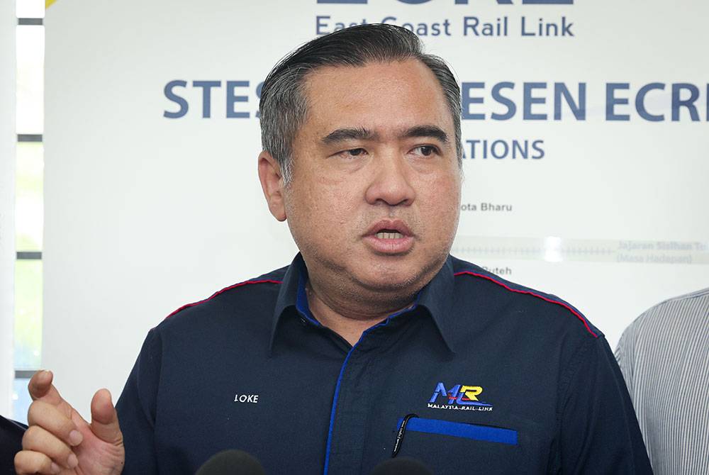 Menteri Pengangkutan Anthony Loke bercakap kepada media sempena Program Karnival Kerjaya ECRL di Dewan Datuk Abdul Hamid, Batang Kali pada Sabtu. Foto Bernama