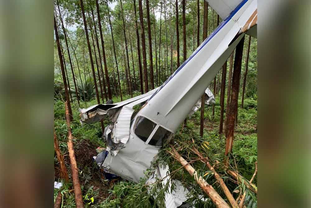 Pesawat Cessna 172N Skyhawk dengan pendaftaran 9M-ADA yang dikendalikan oleh Akademi Penerbangan Layang-Layang terhempas di Felda Gunung Besout, Tanjung Malim, Perak pada Sabtu.- Foto Polis Perak.