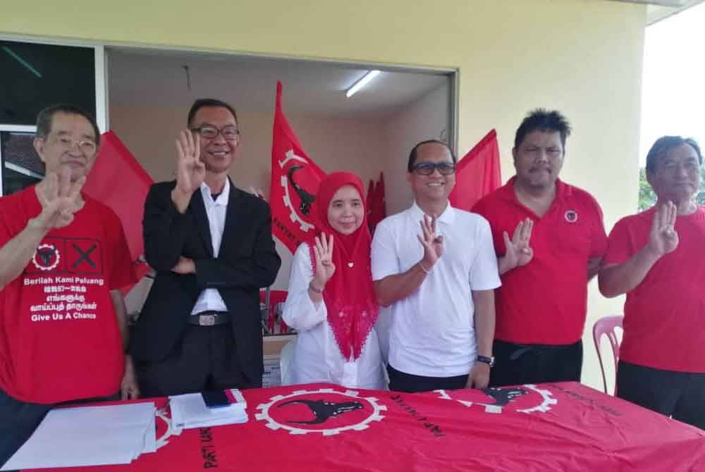 Hafizah (tiga dari kiri) pada sidang akhbar pada Jumaat.