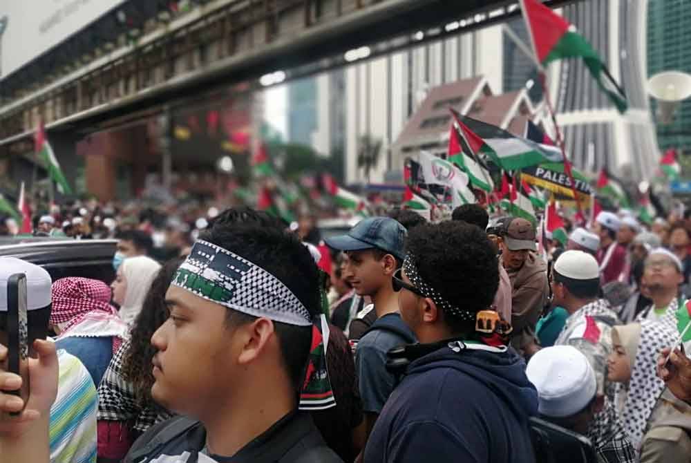 Peserta Himpunan Rakyat Bela Palestin berarak menuju ke Kedutaan Amerika Syarikat