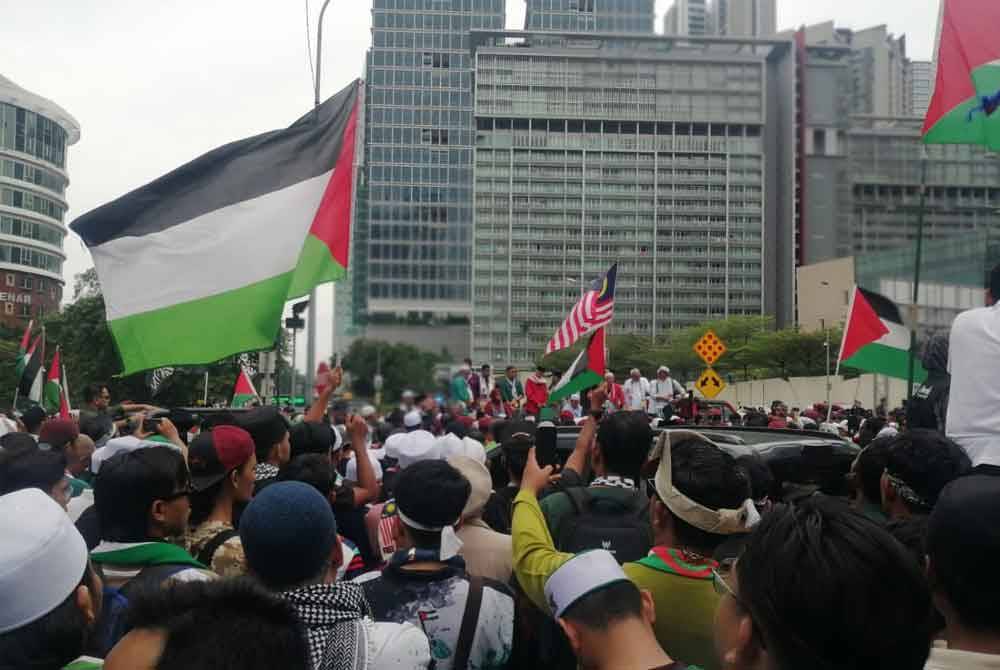 Sebahagian daripada peserta yang menyertai Himpunan Rakyat Bela Palestin pada Sabtu.