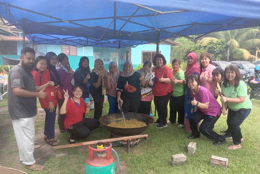 SJKC Chi Sin, Batu Kikir meneruskan tradisi meraikan sambutan Hari Raya Aidilfitri dengan mengambil pendekatan bergotong-royong memasak sendiri juadahnya, berbeza daripada tahun-tahun sebelumnya.