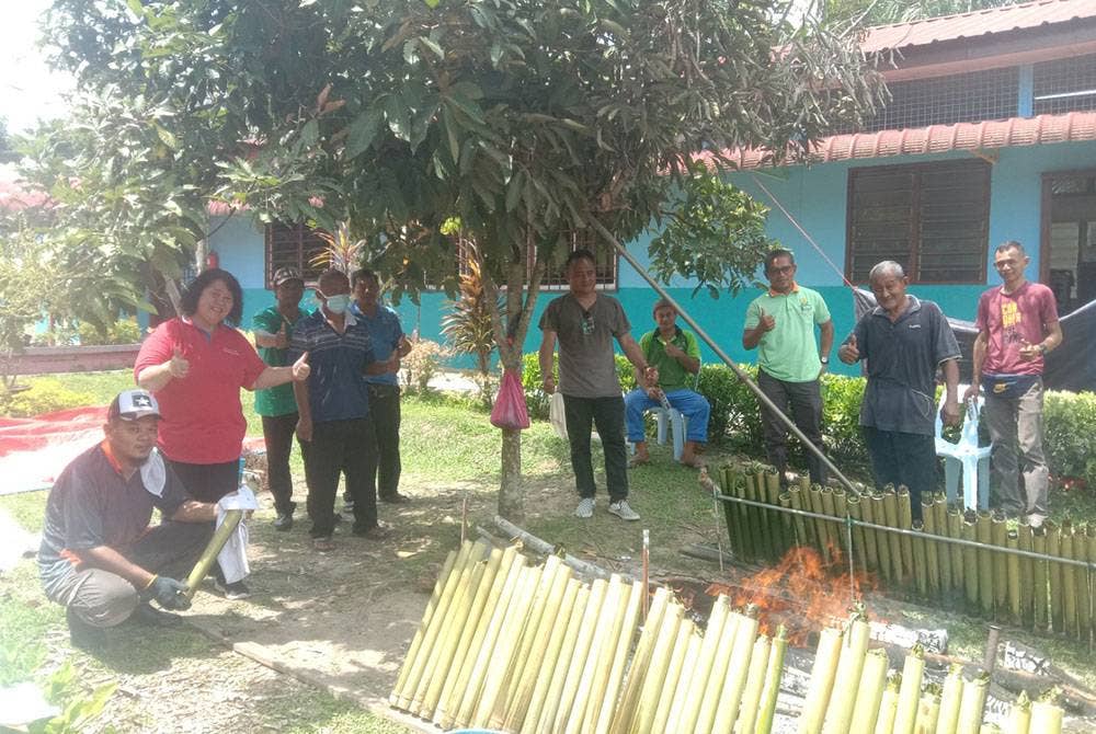 Ibu bapa dan penjaga ambil keputusan membuat kelainan dengan memasak sendiri juadah hari raya sempena sambutan jamuan Hari Raya Aidilfitri SJKC Chi Sin dekat sini.