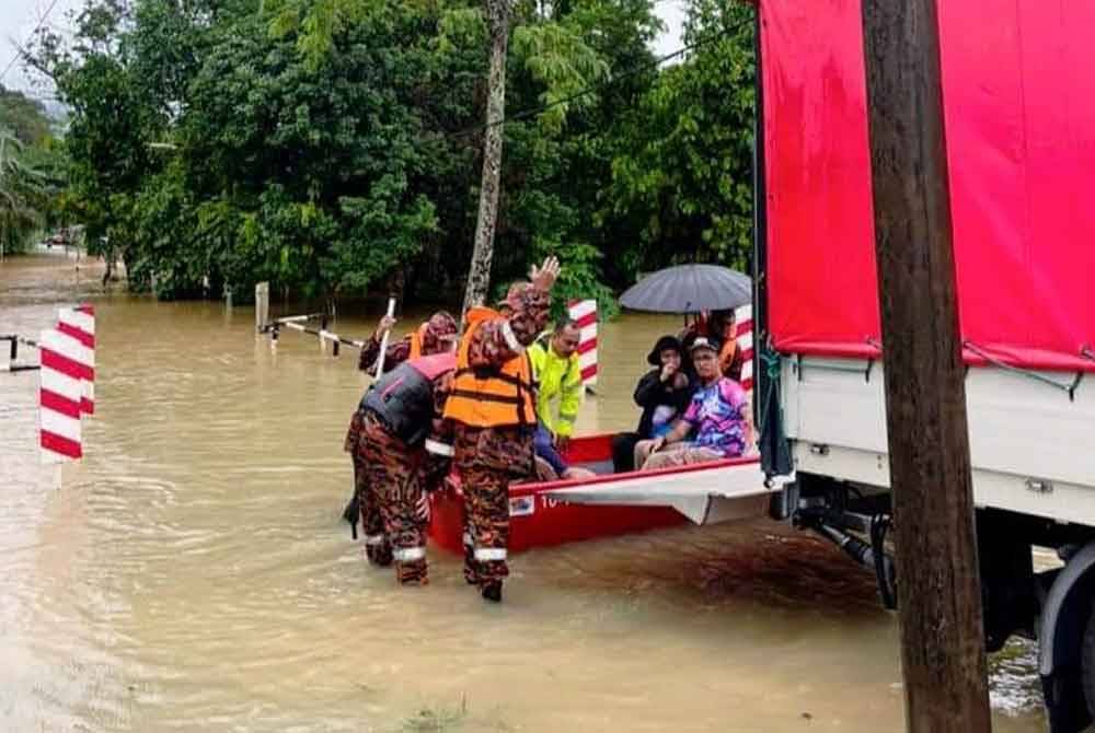 Pasukan penyelamat membantu memindahkan penduduk terjejas banjir ke PPS Sekolah Kebangsaan (SK) Bukit Lintang di Kota Tinggi. - Foto Facebook Polis Kota Tinggi
