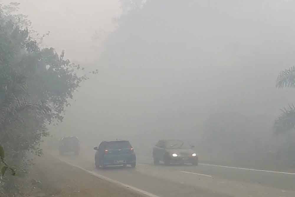 Keadaan jalan yang berasap tebal mengehadkan jarak penglihatan pengguna jalan raya.