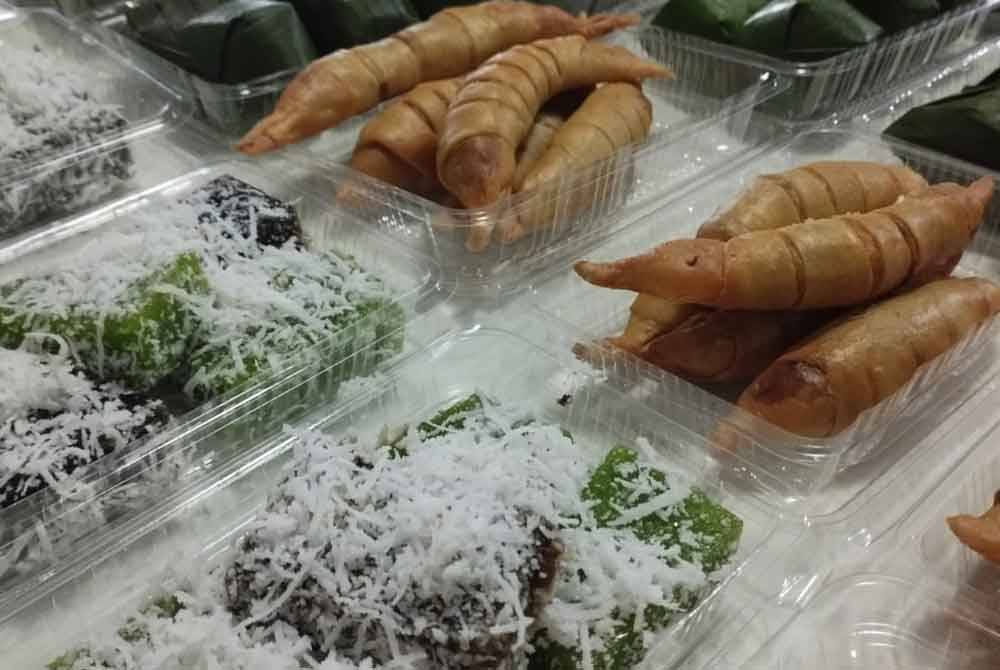 Antara kuih tradisional yang dijual Norol Hidayah.