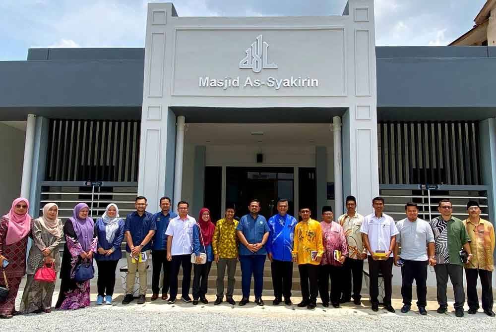 Pihak RISDA menyempurnakan pembinaan Masjid As-Syakirin bernilai RM1.26 juta di Sekolah Menengah Kebangsaan (SMK) Agama Melor.