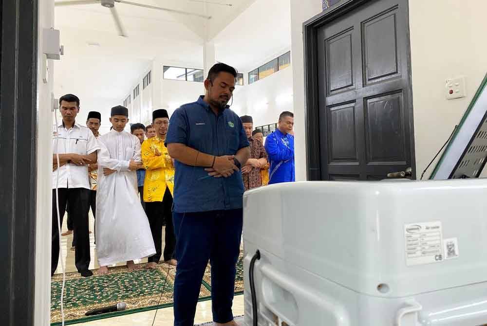 Manndzri turut mengimamkan jemaah semasa solat Zohor berjemaah pada Majlis Perasmian Masjid As-Syakirin di SMK Agama Melor di Kota Bharu pada Sabtu.