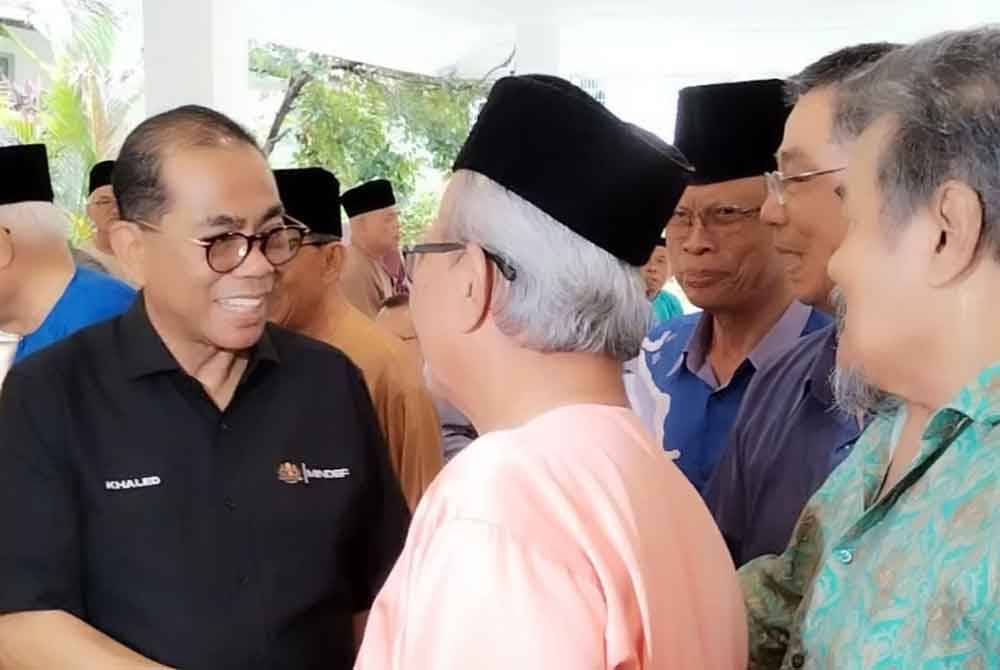 Mohamed Khaled beramah mesra dengan hadirin pada Majlis Bekas Wakil Rakyat Negeri Johor dan Veteran UMNO Johor di Pejabat Badan Perhubungan UMNO Negeri Johor pada Sabtu.