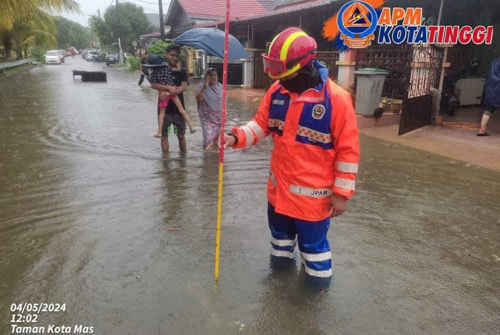 Anggota APM melakukan pemantauan di Taman Mas, Kota Tinggi. Foto APM Kota Tinggi