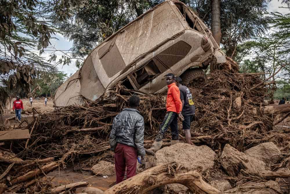 Banjir dahsyat itu turut menyebabkan kemusnahan harta benda yang besar.