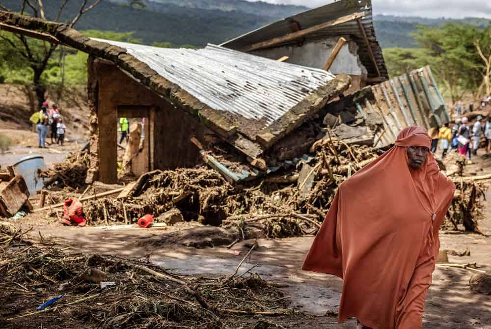 Rumah seorang penduduk diselaputi lumpur susulan banjir kilat dan kejadian tanah runtuh di Mai Mahiu di Kenya.