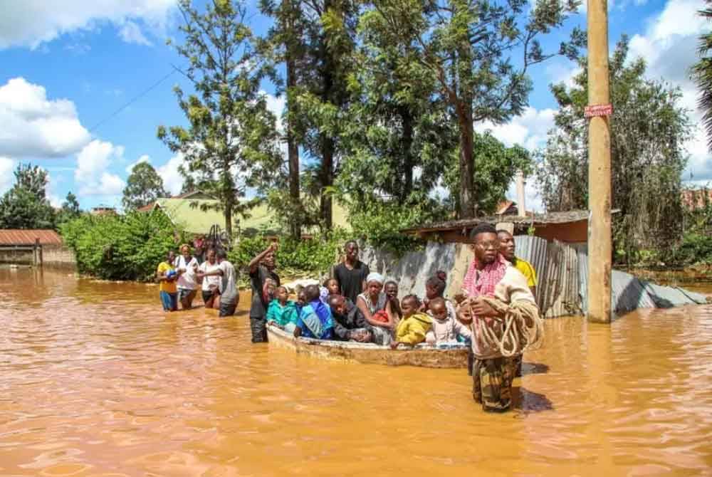 Sebuah keluarga dipindahkan selepas kawasan Githurai di Nairobi ditenggelami banjir.
