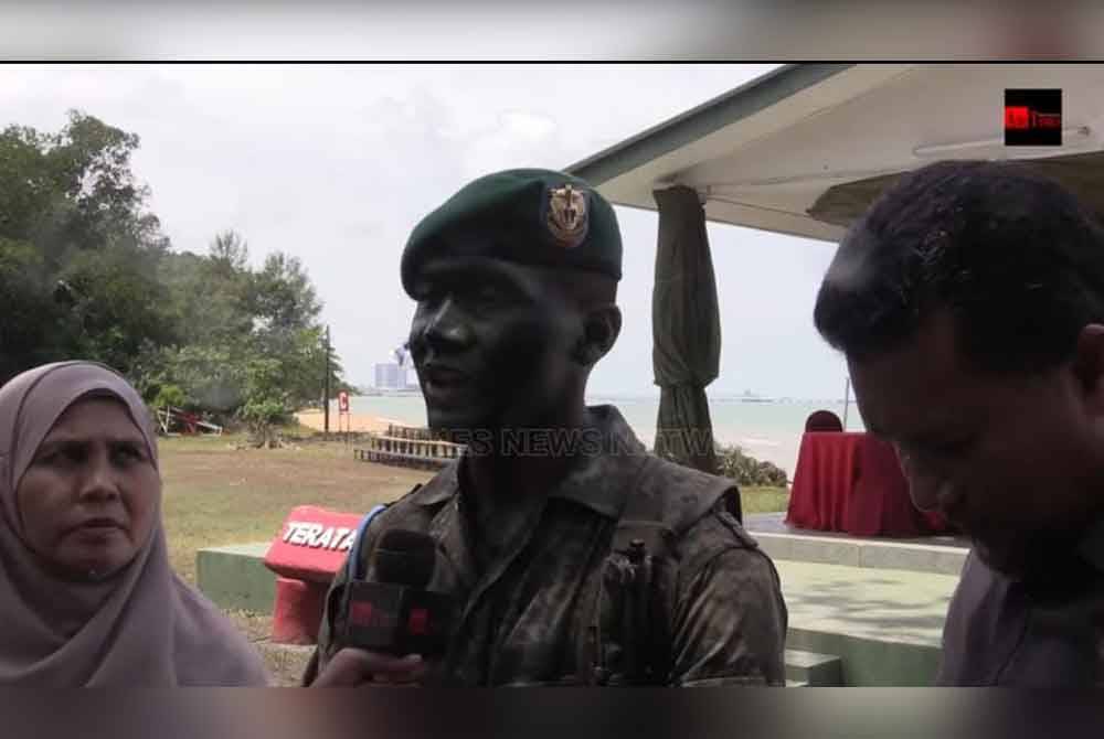 Ahmad Mujahid ditemani ibu bapanya ketika menamatkan latihan Kursus Asas Komando Siri AK/1/2024.