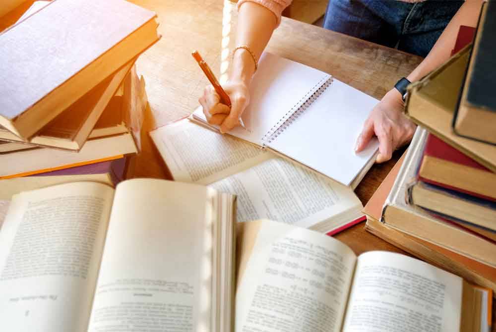 Setiap kursus bagi setiap sesi pengajian akan diberi tugasan menulis laporan penyelidikan, penulisan esei dan kritikan yang menuntut penggunaan teori sastera. - Gambar hiasan 123RF