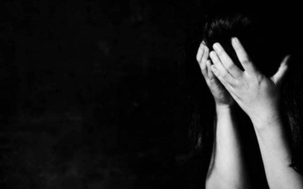 Mangsa memaklumkan telah dirogol oleh bapa kandungnya sejak berumur 12 tahun. Foto hiasan