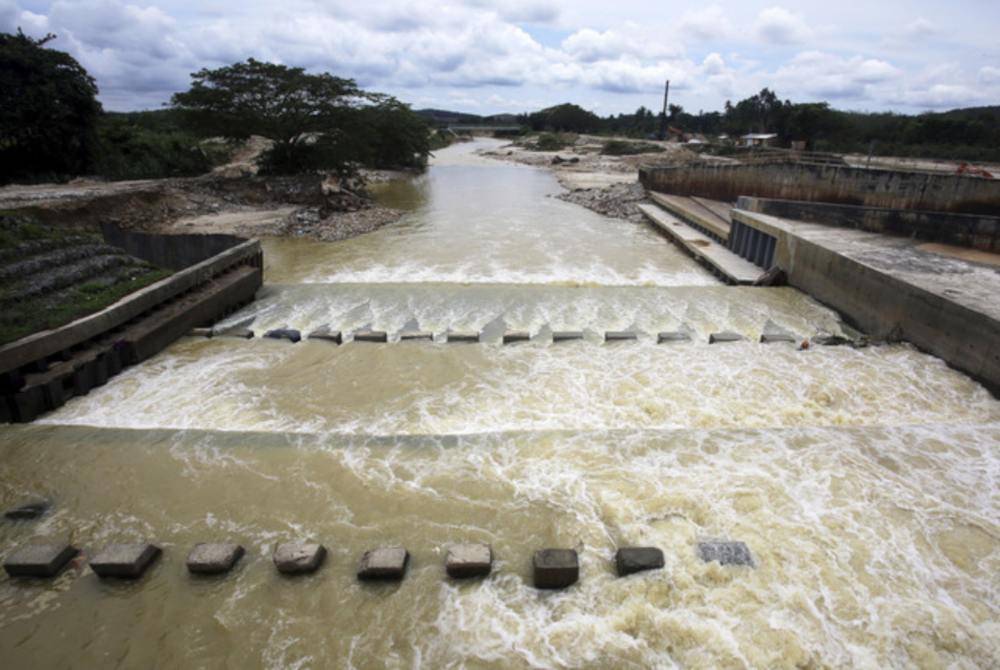 Operasi di LRA Sungai Linggi terpaksa ditutup sementara berikutan terdapat masalah kualiti air mentah.
