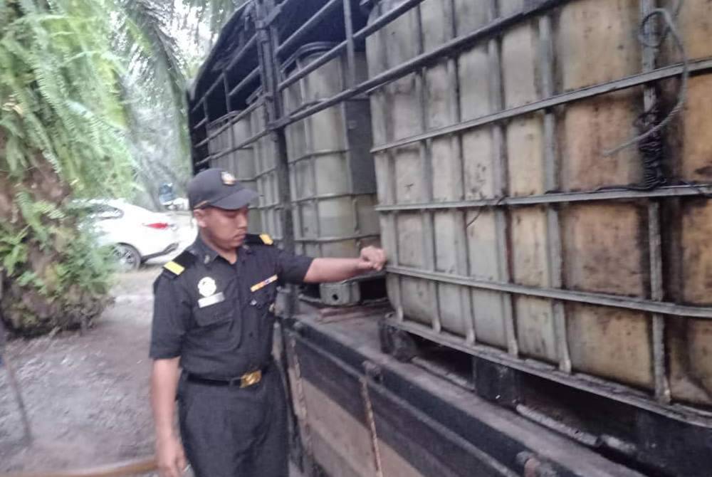Pegawai KPDN Perak membuat pemeriksaan ke atas sebuah lori yang digunakan sindiket dalam penyelewengan minyak diesel bersubsidi di Taiping. Foto ihsan KPDN Perak