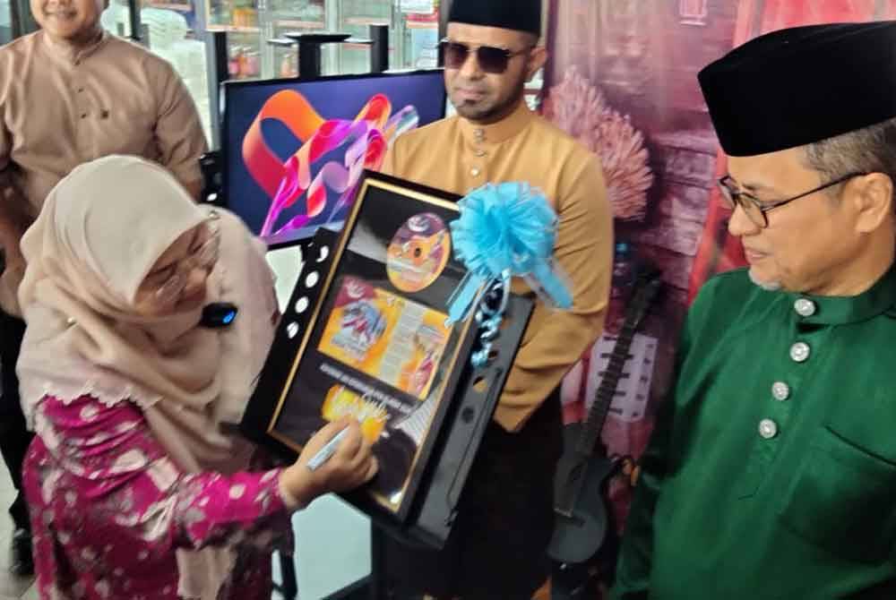 Fuziah ketika melancarkan lagu tema KPDN sempena Majlis Rumah Terbuka Aidilfitri pada Ahad.