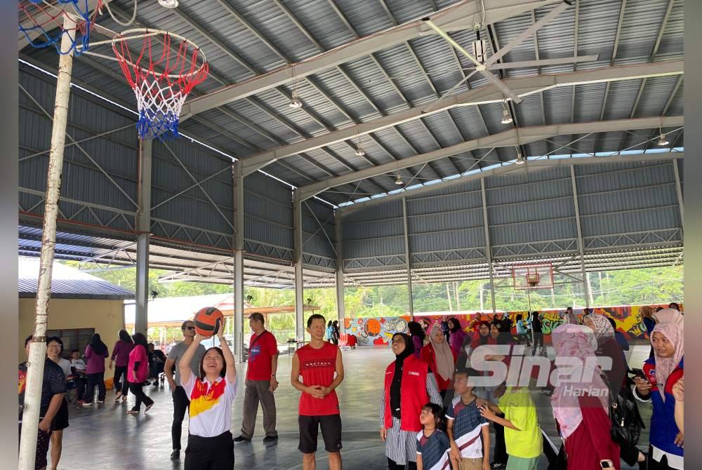 Sock Tao membuat gimik pelancaran Kejohanan Bola Jaring Tertutup Kuala Kubu Baharu di Dewan Serbaguna Kampung Asam Kumbang pada Ahad.