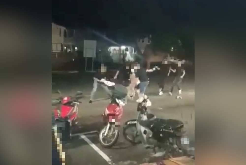 Tangkap layar video tular pergaduhan di Taman Lien Seng, Kluang pada Jumaat.