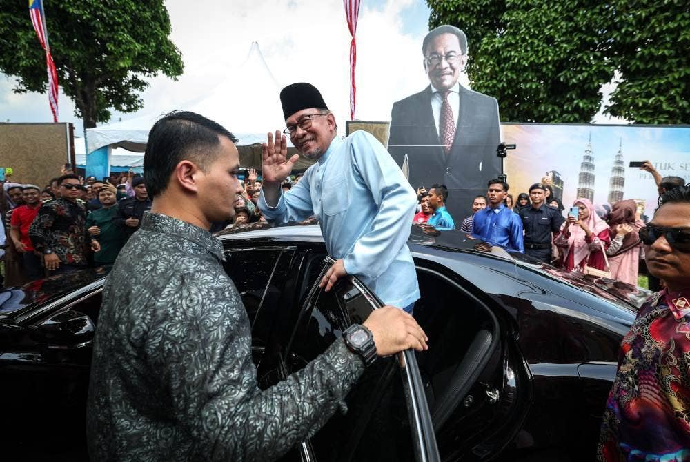 Anwar pada Majlis Kenduri Rakyat Aidilfitri Perpaduan di Galeri Pejuang Cherok Tok Kun, pada Ahad. Foto Bernama