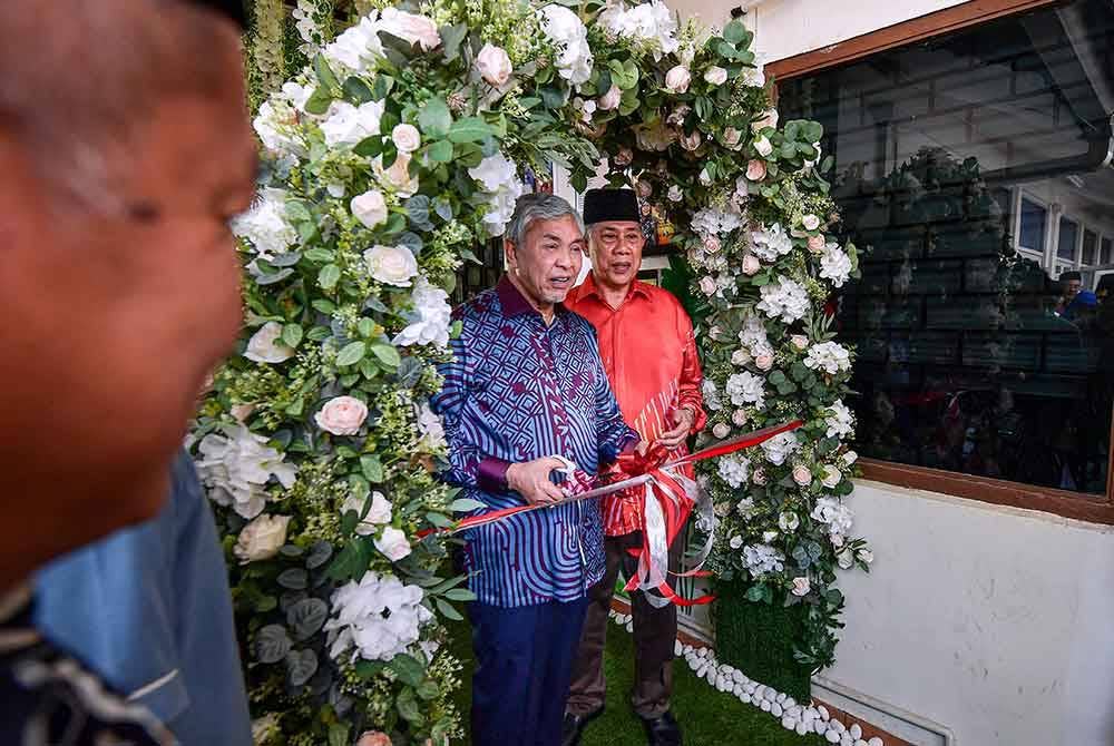 Ahmad Zahid merasmikan Laluan Penyair sempena perasmian Kompleks Rumah Gapena pada Ahad. Foto Bernama