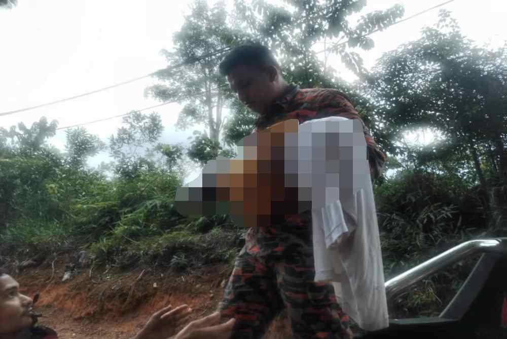 Anggota bomba mengangkat mayat salah seorang mangsa lemas di Sungai Balak, Batang Kali pada Ahad.